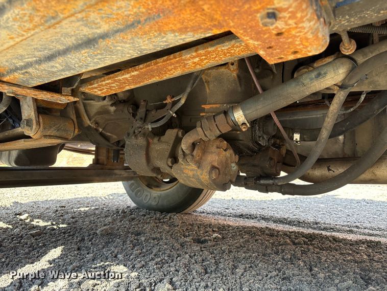 image for item EM0103 2004 International 4300 utility / service truck