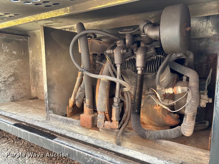 image for item EM0103 2004 International 4300 utility / service truck