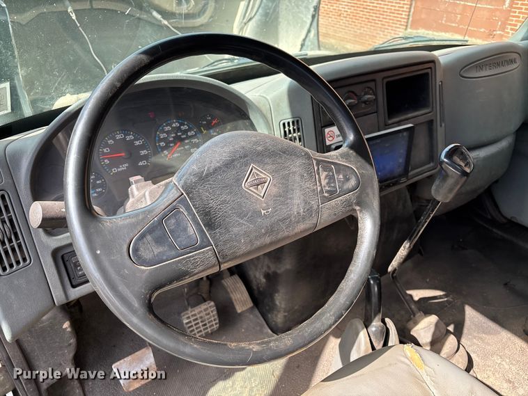 image for item EM0103 2004 International 4300 utility / service truck