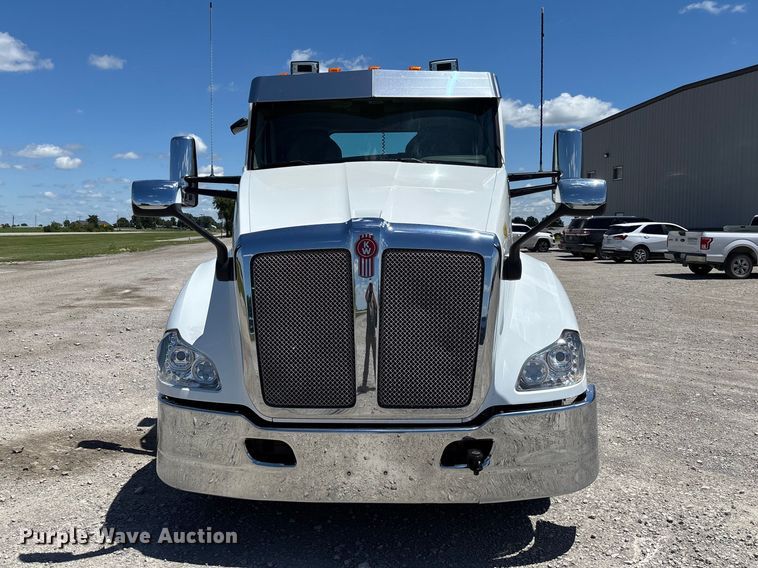 image for item EM2450 2016 Kenworth T680 semi truck