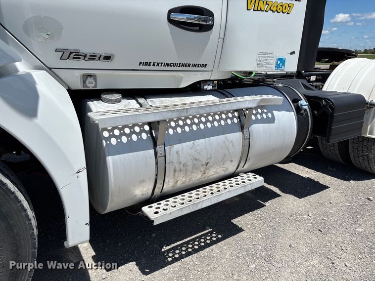 image for item EM2450 2016 Kenworth T680 semi truck