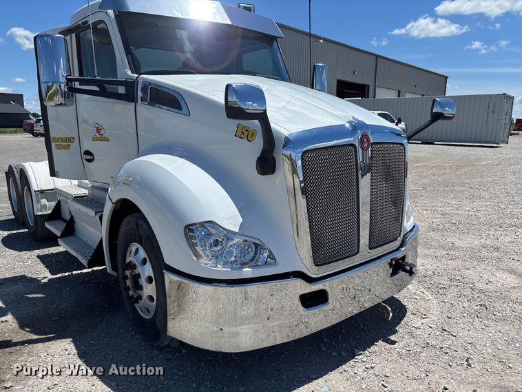 image for item EM2450 2016 Kenworth T680 semi truck