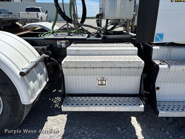 image for item EM2450 2016 Kenworth T680 semi truck