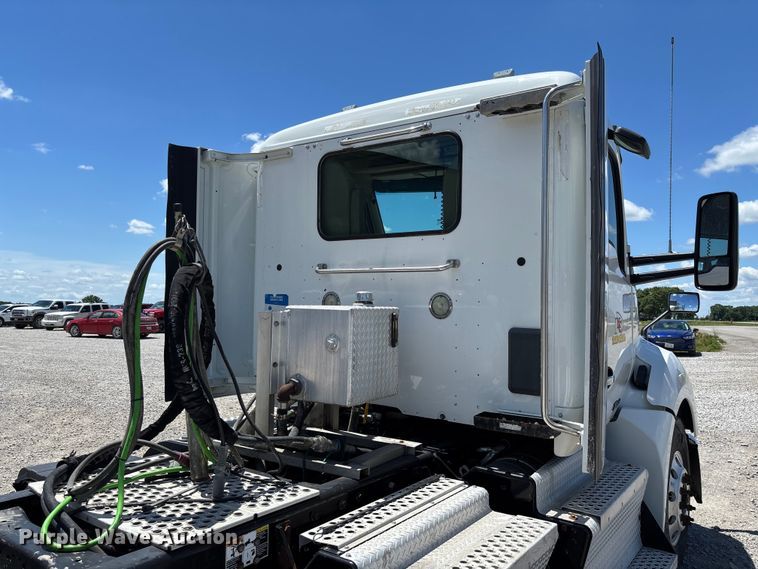 image for item EM2450 2016 Kenworth T680 semi truck