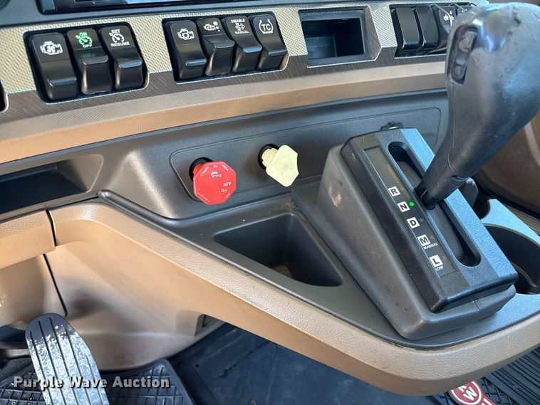 image for item EM2450 2016 Kenworth T680 semi truck