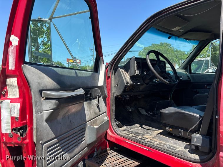 image for item EM5111 2001 GMC C7500 crane truck