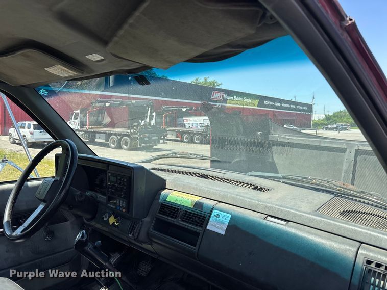 image for item EM5111 2001 GMC C7500 crane truck