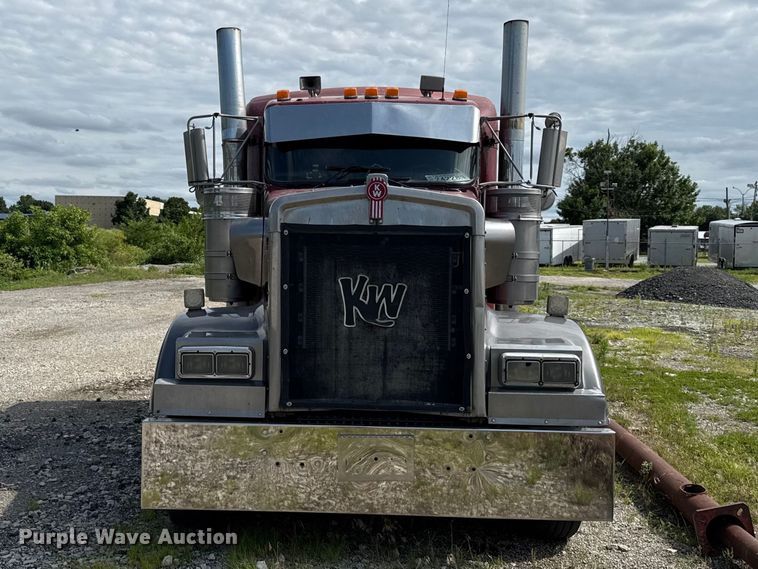 image for item EN0346 2005 Kenworth W900 semi truck