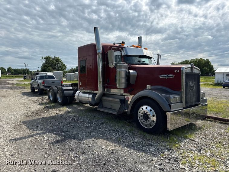 image for item EN0346 2005 Kenworth W900 semi truck
