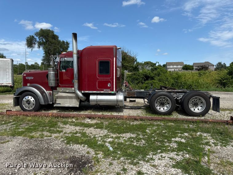 image for item EN0346 2005 Kenworth W900 semi truck