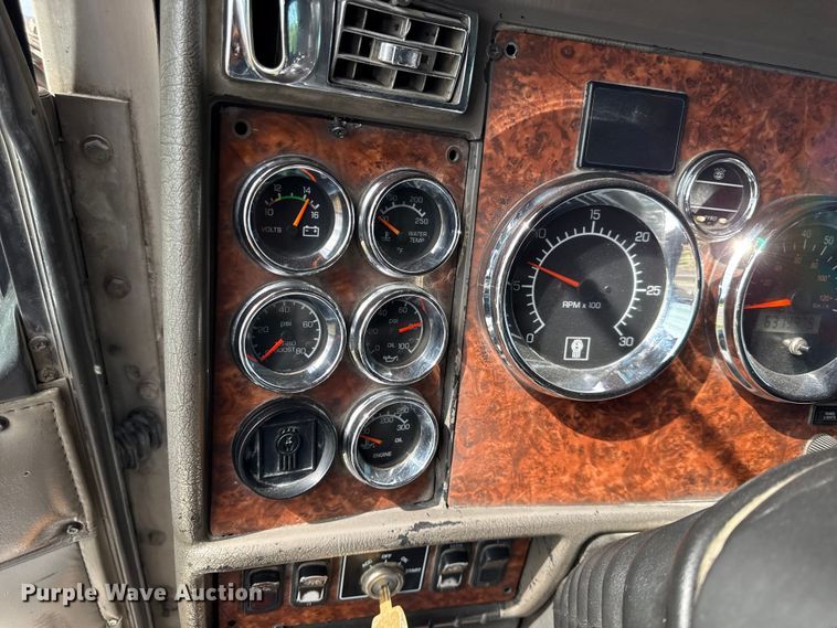 image for item EN0346 2005 Kenworth W900 semi truck