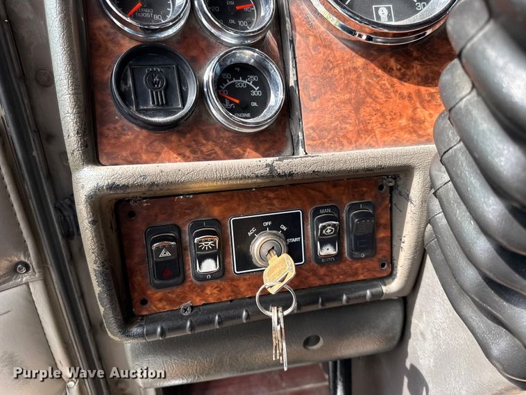 image for item EN0346 2005 Kenworth W900 semi truck