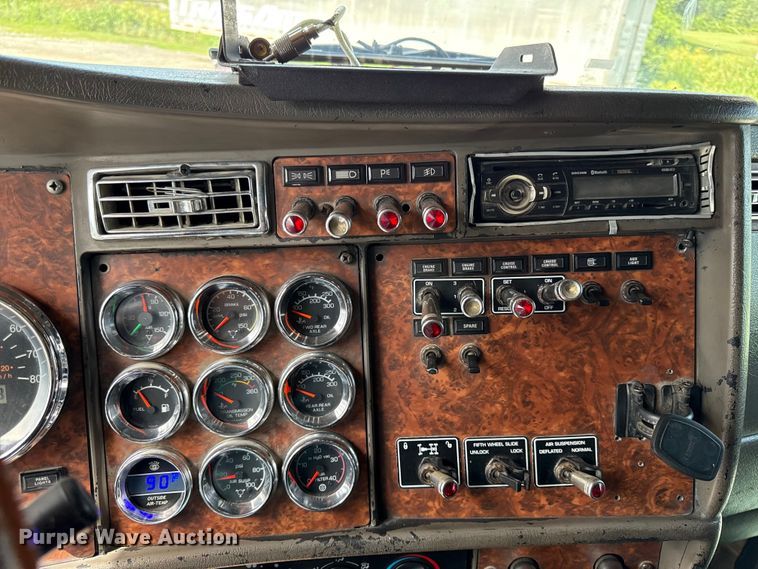 image for item EN0346 2005 Kenworth W900 semi truck