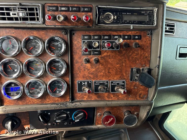 image for item EN0346 2005 Kenworth W900 semi truck