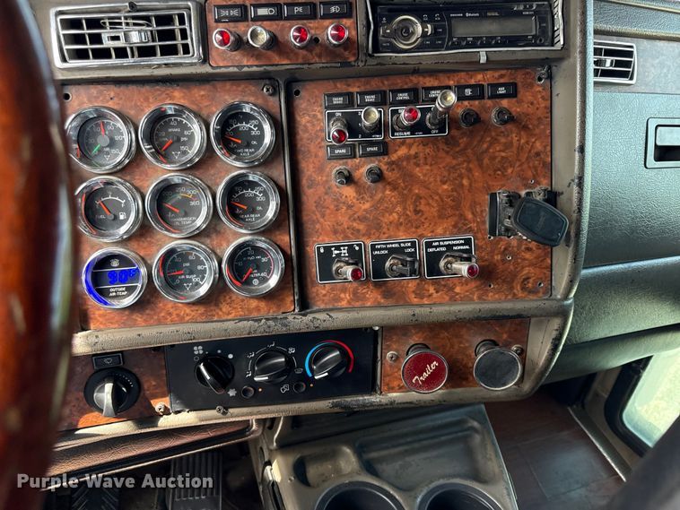 image for item EN0346 2005 Kenworth W900 semi truck