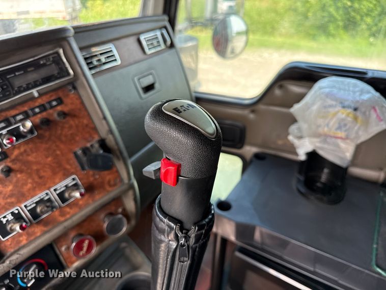 image for item EN0346 2005 Kenworth W900 semi truck