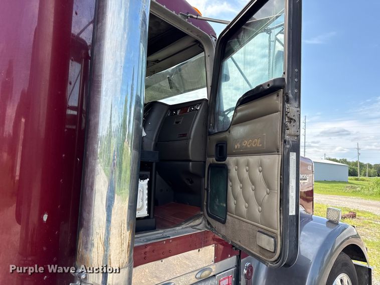 image for item EN0346 2005 Kenworth W900 semi truck