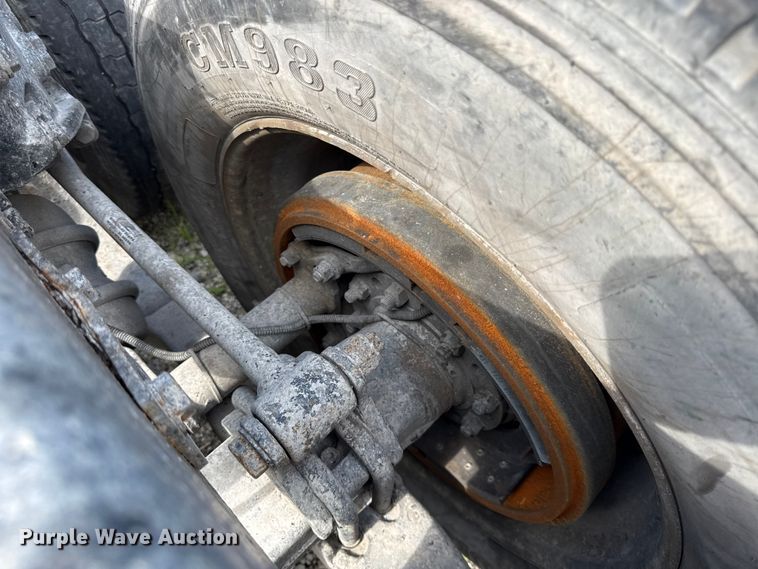 image for item EN0346 2005 Kenworth W900 semi truck