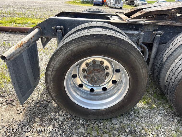 image for item EN0346 2005 Kenworth W900 semi truck