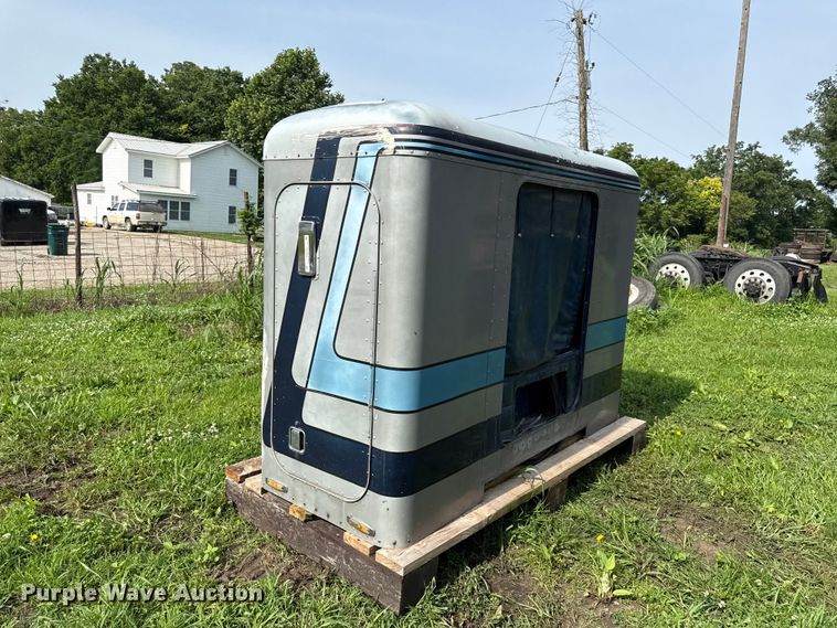 image for item EN0353 Peterbilt 359 sleeper cab