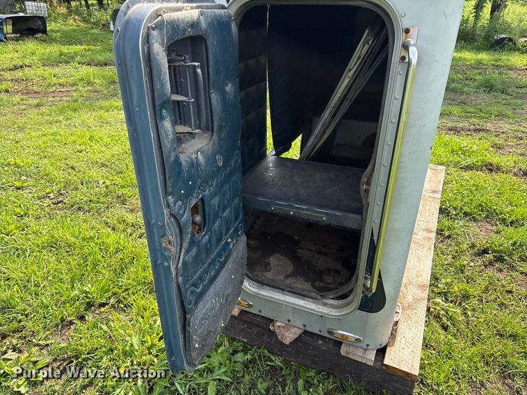 image for item EN0353 Peterbilt 359 sleeper cab