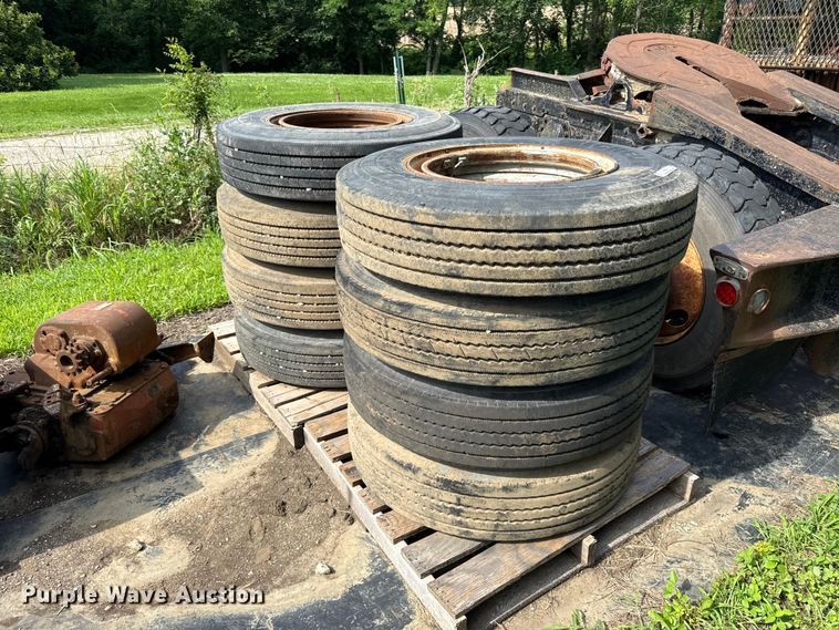 image for item EN0363 (8) 10R22.5 tires and wheels
