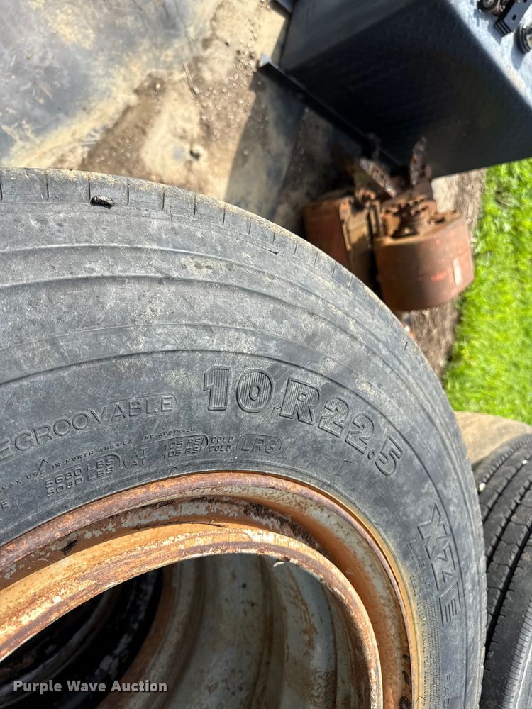 image for item EN0363 (8) 10R22.5 tires and wheels
