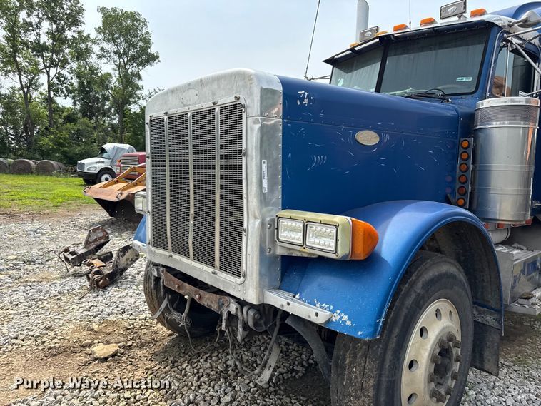image for item EN0371 Peterbilt 379 hood