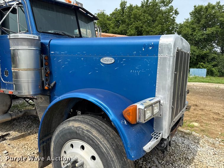 image for item EN0371 Peterbilt 379 hood