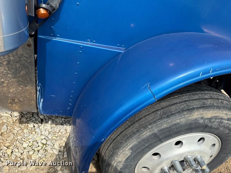 image for item EN0371 Peterbilt 379 hood