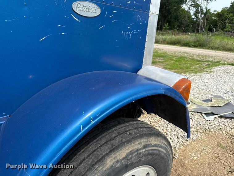 image for item EN0371 Peterbilt 379 hood