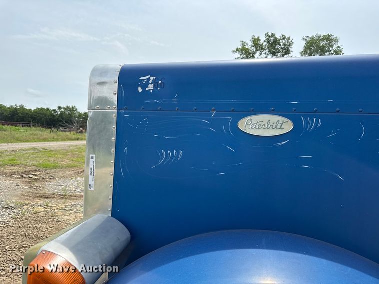 image for item EN0371 Peterbilt 379 hood