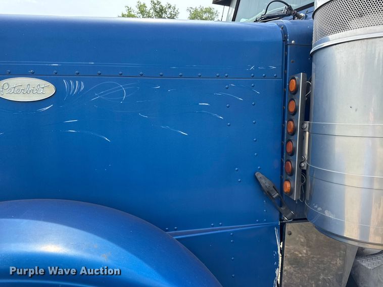 image for item EN0371 Peterbilt 379 hood