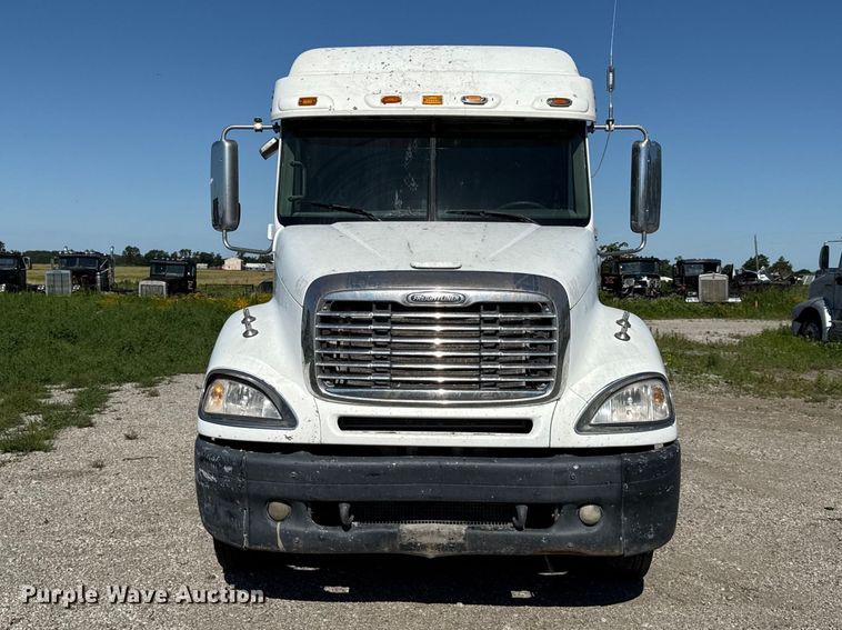 image for item EN0420 2007 Freightliner Columbia semi truck
