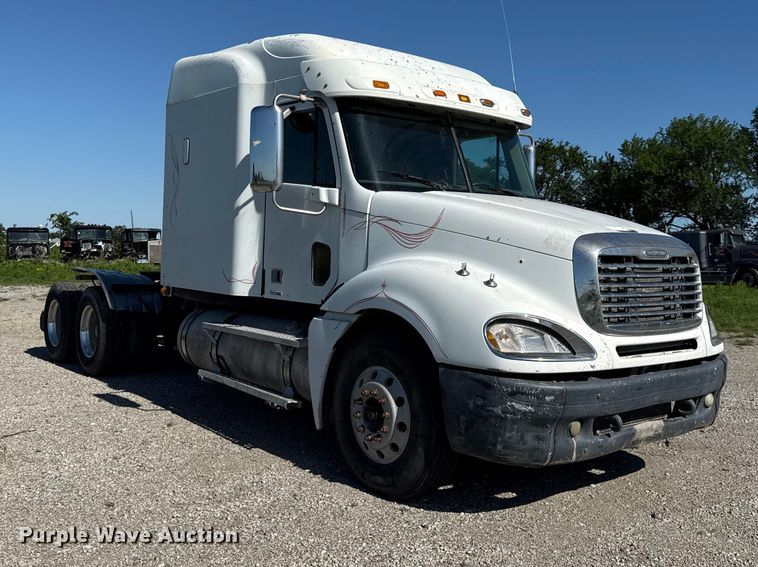 image for item EN0420 2007 Freightliner Columbia semi truck