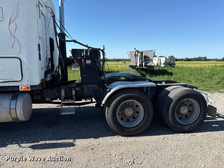 image for item EN0420 2007 Freightliner Columbia semi truck