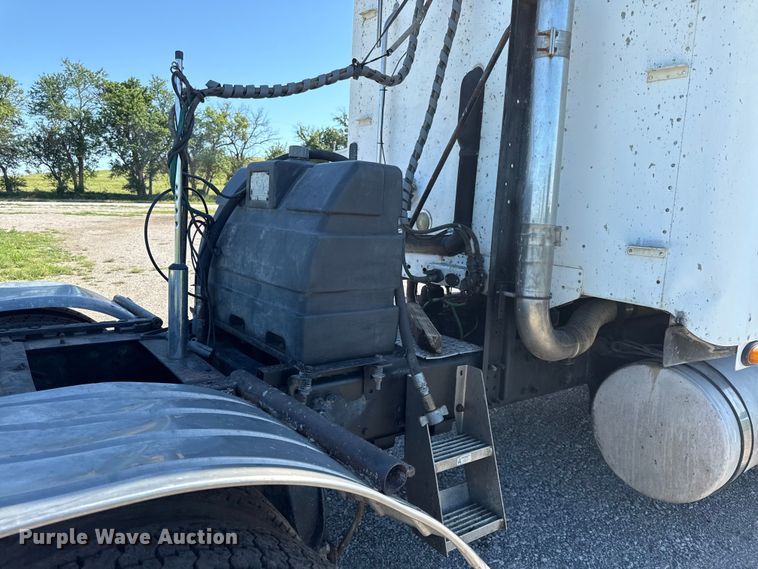image for item EN0420 2007 Freightliner Columbia semi truck