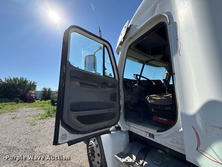 image for item EN0420 2007 Freightliner Columbia semi truck