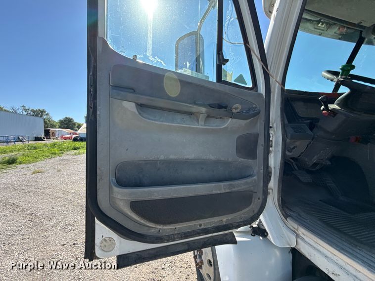 image for item EN0420 2007 Freightliner Columbia semi truck