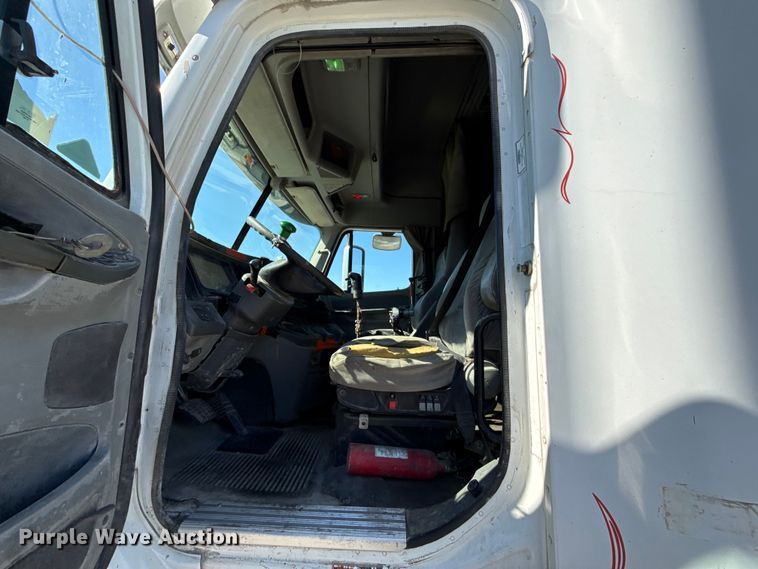 image for item EN0420 2007 Freightliner Columbia semi truck