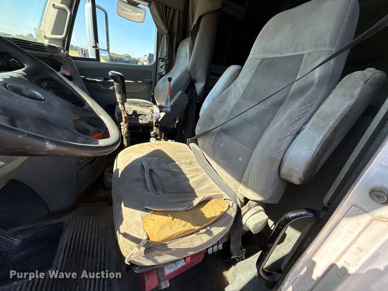 image for item EN0420 2007 Freightliner Columbia semi truck