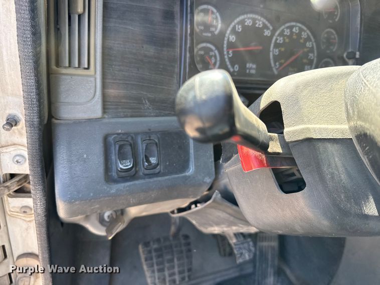 image for item EN0420 2007 Freightliner Columbia semi truck