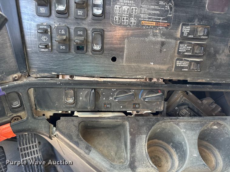 image for item EN0420 2007 Freightliner Columbia semi truck