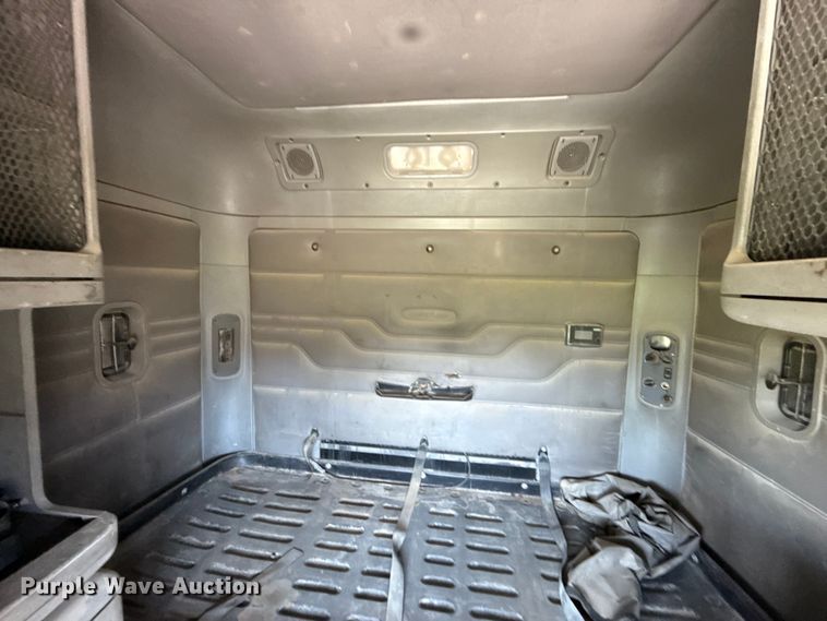 image for item EN0420 2007 Freightliner Columbia semi truck