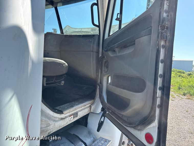 image for item EN0420 2007 Freightliner Columbia semi truck
