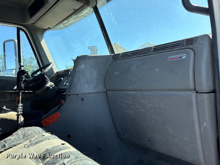 image for item EN0420 2007 Freightliner Columbia semi truck