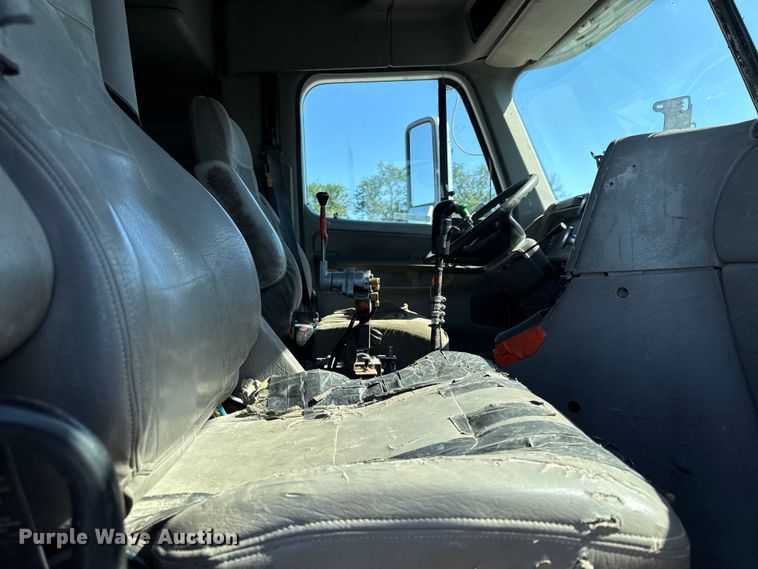 image for item EN0420 2007 Freightliner Columbia semi truck