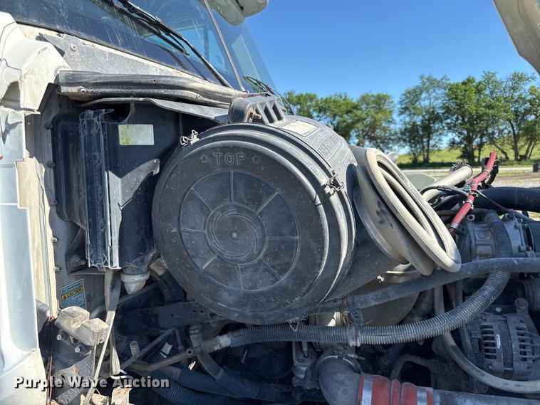 image for item EN0420 2007 Freightliner Columbia semi truck