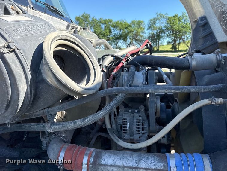 image for item EN0420 2007 Freightliner Columbia semi truck