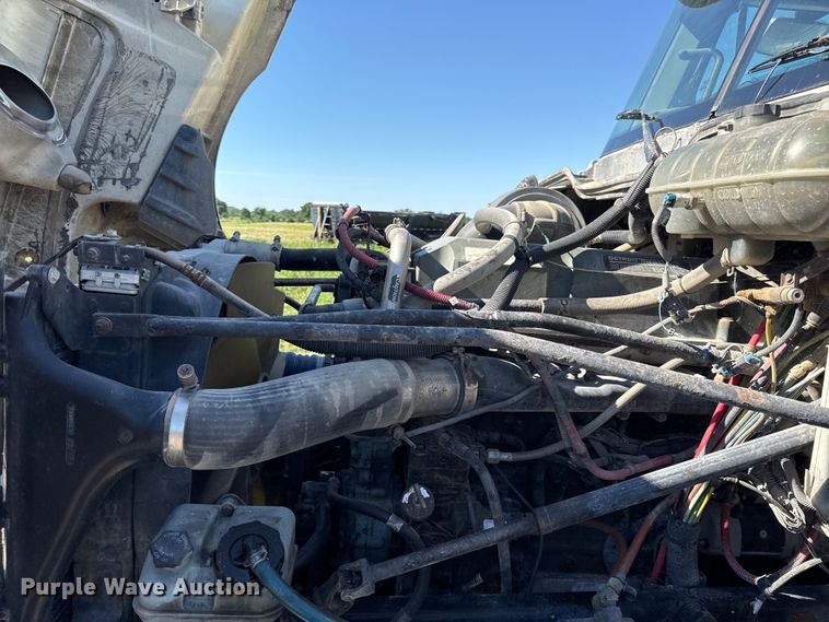 image for item EN0420 2007 Freightliner Columbia semi truck